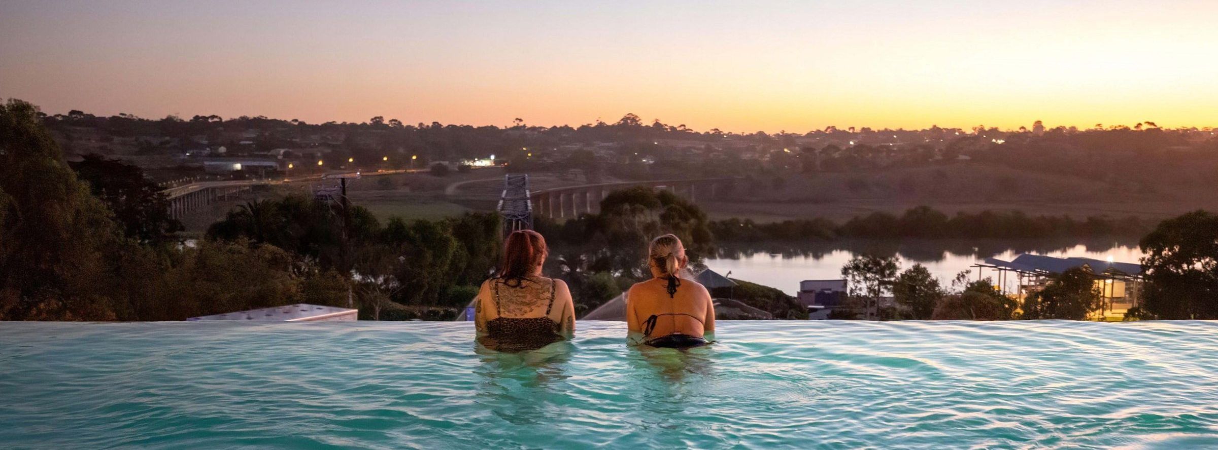 Bridgeport infinity pool overlooking Murray River